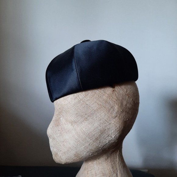 Vintage Hattie Carnegie Original Black Satin Raised Pillbox Hat Made in USA Sz S - Picture 3 of 6